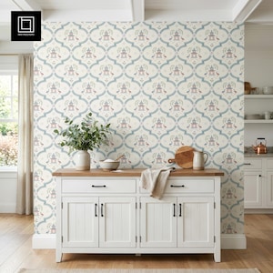 Peut inclure: Un buffet de cuisine blanc avec un plan de travail en bois clair, un papier peint à motifs et un vase de verdure. Le papier peint présente un motif répété de pagodes bleues, rouges et vertes.