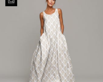 Ärmelloses Maxikleid Mockup | Studio weibliches Modell Foto & bearbeitbare Hintergrundfarbe | Digital Mockup Vorlage PSD für Photoshop