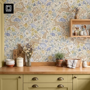 Peut inclure: Intérieur de cuisine avec papier peint à motifs de lapins, fleurs bleues et jaunes, et feuillage vert. Un plan de travail en bois avec une étagère en bois, une planche à découper et un pot à sucre. Un vase de fleurs et une plante en pot sont également présents.