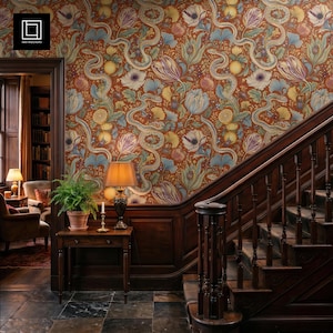 Può includere: Una stanza con una scala e una parete ricoperta da una carta da parati floreale. La carta da parati presenta un motivo di fiori, serpenti e frutta nei toni del rosso, blu, giallo e verde. La scala e le modanature sono in legno scuro.