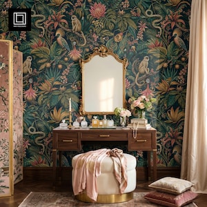 Peut inclure: Un ensemble de coiffeuse luxueux devant un papier peint vibrant sur le thème de la jungle. La coiffeuse en bois foncé comprend un miroir doré, un pouf blanc et des objets décoratifs. Le papier peint présente des singes, des serpents et un feuillage luxuriant.