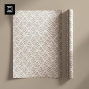 Puede incluir: Un rollo y una hoja de papel pintado con un patrón geométrico repetitivo. El patrón presenta una serie de formas de hojas estilizadas en color beige claro sobre un fondo blanco. El papel pintado está desenrollado y enrollado.