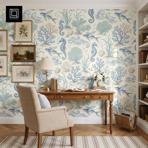 Peut inclure: Papier peint avec un motif répétitif d'hippocampes, de poissons volants, de coraux et de coquillages bleus et beiges sur fond blanc cassé. Le design présente des lignes complexes et des tons doux, créant une esthétique marine détaillée.