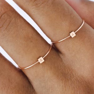 Anillo pequeño personalizado con inicial en forma de cubo, anillo con letra personalizada, anillo minimalista delicado, anillo cuadrado grabado a medida, el mejor regalo para ella.