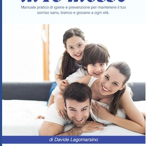 May include: A book cover titled Denti splendidi in 10 mosse by Davide Lagomarsino. The cover features a photograph of a family of four smiling together on a white surface, with the subtitle Manuale pratico di igiene e prevenzione.