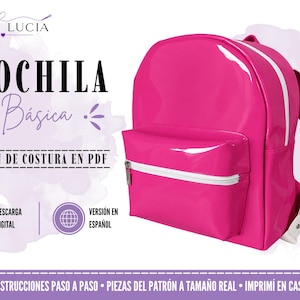 May include: A bright pink backpack with a glossy finish, featuring a front zippered pocket with white trim and white straps. The text reads EMMA LUCIA, MOCHILA BÁSICA, PATRÓN DE COSTURA EN PDF, DESCARGA DIGITAL, VERSIÓN EN ESPAÑOL, and INSTRUCCIONES PASO A PASO.