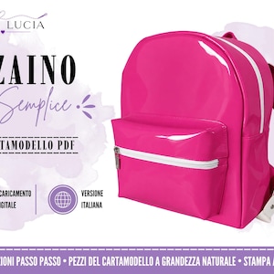 May include: A bright pink backpack with a glossy finish, featuring a front pocket with a white zipper. The image includes text: EMMA LUCIA, ZAINO Semplice, CARTAMODELLO PDF, SCARICAMENTO DIGITALE, VERSIONE ITALIANA, ISTRUZIONI PASSO PASSO, PEZZI DEL CARTAMODELLO A GRANDEZZA NATURALE, STAMPA A CASA.