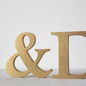 Letras de madera independientes doradas personalizadas para decoración de estanterías y cumpleaños