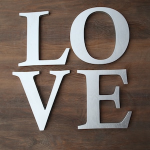Iniciales de madera personalizadas para decoración de paredes de galería, letras pintadas disponibles en tamaños pequeños o grandes.