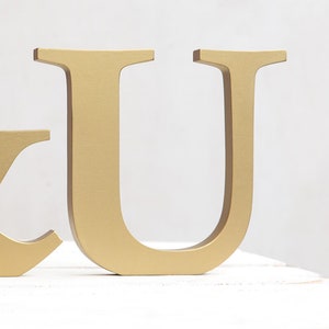 Iniciales de madera pintadas en oro personalizadas para decoración de estantes y monogramas de bodas