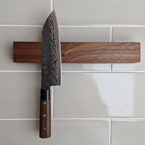 Portacoltelli magnetico in legno: organizer da cucina in noce da parete