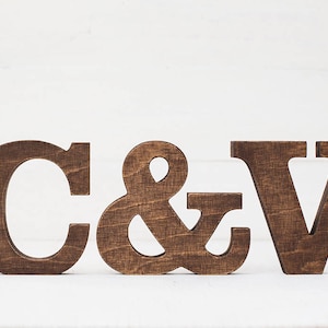Iniciales de madera personalizadas para decoración rústica de bodas o cumpleaños.