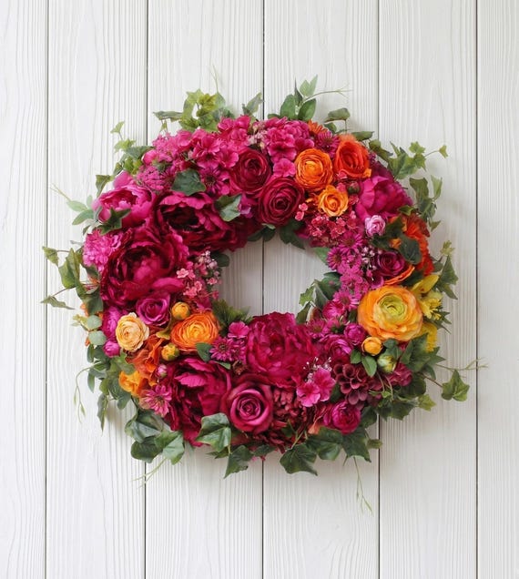 Künstlicher Türkranz mit rosa und orangefarbenen Blüten