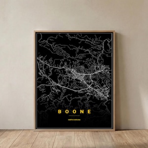 Könnte beinhalten: Ein gerahmter Kunstdruck mit schwarzem Hintergrund und weißen Linien, die einen Straßenplan von Boone, North Carolina, darstellen. Der Text BOONE ist in gelben Großbuchstaben über dem Text NORTH CAROLINA gedruckt.