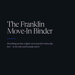 Könnte beinhalten: Ein schwarzer Dokumenteneinband mit dem Titel The Franklin Move-In Binder in weißer Serifenschrift. Er enthält den Text #LISTWITHLEEANN, WILLIAMSON COUNTY und den Untertitel: Everything you have to figure out in your first ninety days here - in the order you'll actually need it. Der untere Text lautet: PRINT IT - FILL IT IN - KEEP IT, EDITION 2026.