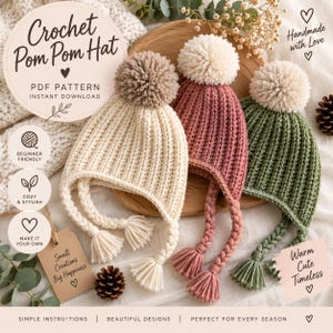 Puede incluir: Tres gorros de ganchillo con textura acanalada, cada uno con un gran pompón de lana en la parte superior y dos orejeras trenzadas que terminan en borlas. Los gorros son crema, rosa viejo y verde salvia. Texto: Crochet Pom Pom Hat PDF Pattern.
