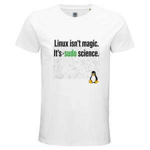 Könnte beinhalten: Ein weißes T-Shirt mit kurzen Ärmeln und dem schwarzen Text "Linux isn't magic. It's sudo science.", wobei das Wort "sudo" grün ist. Unter dem Text befindet sich ein Block aus hellgrauem Binärcode und eine kleine Grafik eines Pinguins.