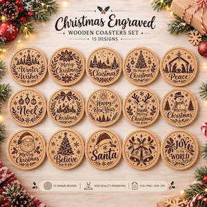 Puede incluir: Un conjunto de 15 posavasos circulares de madera con diseños navideños grabados a láser, que incluyen textos como Winter Wishes, Merry Christmas, Peace, Noel, Happy New Year, Santa, Believe y Joy to the World, dispuestos en tres filas de cinco.