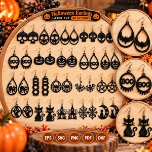 Puede incluir: Una colección de pendientes de Halloween negros cortados con láser sobre un tablero de madera. Los diseños incluyen calaveras, murciélagos, calabazas, gatos, fantasmas, arañas, pentagramas y la palabra BOO. Un letrero superior dice Halloween Earings.