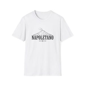Può includere: Una t-shirt bianca a maniche corte con una stampa grafica nera sul petto. Il disegno raffigura un vulcano fumante sopra la scritta NAPOLETANO, sottolineata da un piccolo fregio decorativo centrato sotto la parola.