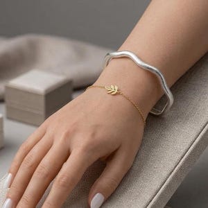 Bracciale rigido a onda in argento sterling 925 di Pooja Silver Craft / Bracciale impilabile organico realizzato a mano
