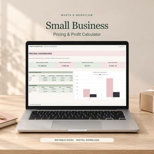 Peut inclure: Un ordinateur portable affichant un tableau de bord de calcul de prix et de profit pour petite entreprise avec des graphiques. L'écran présente des données financières. Le texte indique Worth & Workflow, Small Business Pricing & Profit Calculator, et Editable Excel - Digital Download.