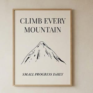 Może przedstawiać: Prostokątny obraz w ramie z kremowym tłem i czarnym tekstem CLIMB EVERY MOUNTAIN u góry oraz SMALL PROGRESS DAILY u dołu, wyśrodkowany wokół czarnego rysunku liniowego przedstawiającego szczyt góry.