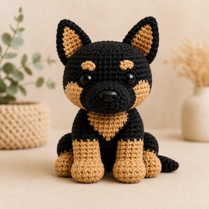 Può includere: Un animale di peluche all'uncinetto a forma di cane pastore tedesco. Il giocattolo presenta filato nero sulla testa, sulle orecchie e sulla schiena, con filato color cuoio sul muso, sul petto, sulle zampe e all'interno delle orecchie.