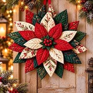 Könnte beinhalten: Ein gesteppter Wandbehang aus Stoff in Form eines Weihnachtssterns mit geschichteten Blütenblättern in Rot, Dunkelgrün und Creme mit Stechpalmenmuster. Die Mitte ist mit einer Gruppe kleiner, runder, glänzender roter Beeren verziert.