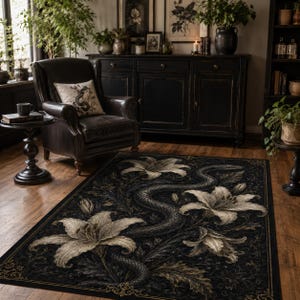 Könnte beinhalten: Ein rechteckiger Teppich mit schwarzem Hintergrund, der ein detailliertes Muster aus großen weißen Lilienblüten und einer sich windenden Schlange zeigt. Das Design umfasst filigranes botanisches Blattwerk und eine dekorative Bordüre.