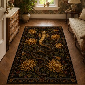 Puede incluir: Una alfombra rectangular que presenta una cobra enroscada en el centro con la capucha desplegada, rodeada de grandes flores de crisantemo de color amarillo dorado y follaje verde oscuro sobre un fondo negro, con un borde decorativo floral.