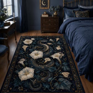 Op de afbeelding: Een rechthoekig vloerkleed met een donkerblauwe achtergrond en een groot patroon van een kronkelende slang, verweven met witte trompetvormige bloemen en groen blad. De rand heeft een herhalend geometrisch patroon in goud en donkerblauw.