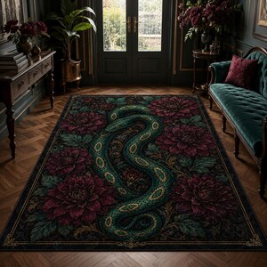 Puede incluir: Una alfombra rectangular que presenta una gran serpiente verde enroscada con escamas doradas como motivo central, rodeada de flores de color rojo oscuro en plena floración y complejos patrones de follaje verde oscuro sobre un fondo negro.