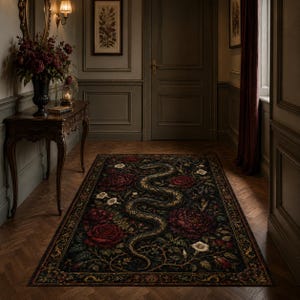Può includere: Un tappeto rettangolare con sfondo nero, un motivo centrale a serpente sinuoso circondato da rose rosso scuro e accenti floreali bianchi. Il tappeto presenta un bordo decorativo con motivi complessi in oro e tonalità scure.