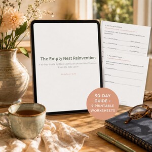 Könnte beinhalten: Ein digitales Tablet mit dem Titel The Empty Nest Reinvention: A 90-Day Guide for Moms Who Don't Know Who They Are When the Kids Leave, zusammen mit ausgedruckten Arbeitsblättern, einem Stift und einer Brille auf einer Schreibtischoberfläche.