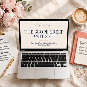 Puede incluir: Un portátil plateado que muestra el texto READY PAGE STUDIO THE SCOPE CREEP ANTIDOTE Stop Clients From Asking Just One More Thing Without Guilt. A su lado hay un portapapeles con detalles, un cuaderno titulado Boundary Menu y una taza de café.