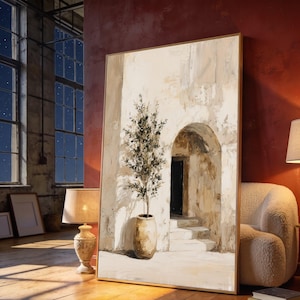 Può includere: Una stampa artistica rettangolare incorniciata raffigurante un dipinto a olio di un ulivo in vaso davanti a un arco in pietra con gradini. La tavolozza dei colori è composta da tonalità neutre beige, crema e marrone terra con una porta nera.