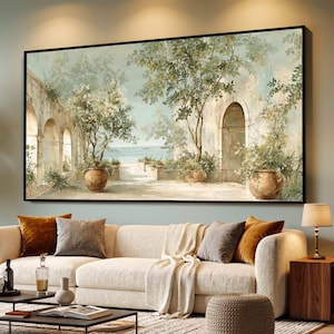 Könnte beinhalten: Ein großer rechteckiger Wandkunstdruck mit einer mediterranen Küstenszene mit Steinbögen, Terrakottatöpfen mit grünen Bäumen und Blick auf das Meer. Das Gemälde verwendet eine weiche Palette aus gedämpften Grüntönen, erdigen Brauntönen und hellen Blautönen.