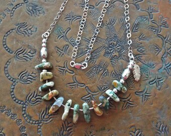 Collar de piedras preciosas de jaspe de la selva tropical de riolita, dije de pluma de plata de ley, 20 "de largo
