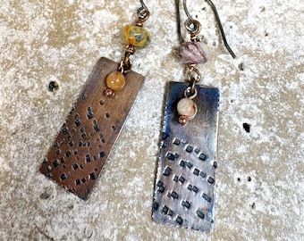 Pendientes de ágata Crazy Lace, plata de ley y cobre, orfebrería en metales mixtos, 6,35 cm de largo.