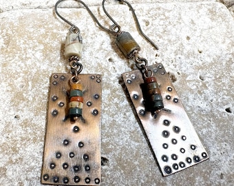 Pendientes de jaspe Red Creek, plata de ley y cobre, orfebrería en metales mixtos, 7,6 cm de largo.