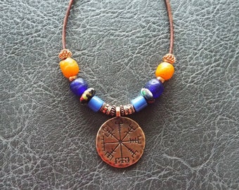 Vegvisir Vikingakompass Kopparhänge Halsband: Ghanaglas, 86 cm Lädersnöre