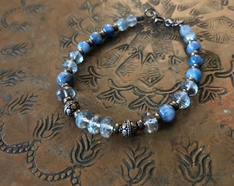 Pulseira de cianita azul e quartzo em prata esterlina com fecho de anel de mola de 8 polegadas de comprimento