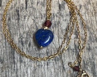 Collar de lapislázuli azul y granate con cadena bañada en oro de 14 quilates, 45 cm de largo.