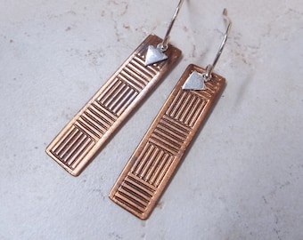 Rustika hantverksörhängen i sterlingsilver och koppar med blandade metaller, mönster, 5 cm långa