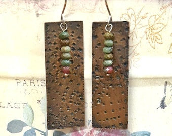Pendientes de rubí en fuchita, plata de ley y cobre, orfebrería, metales mixtos, 5,7 cm de largo.