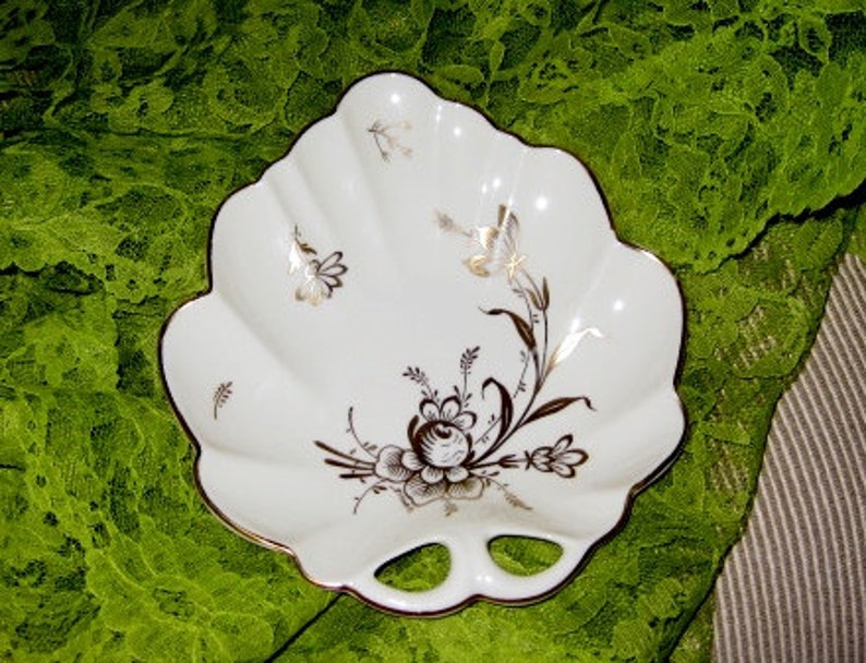 gifts under 30 women Pickard Embossed Leaf Dish Great Great condition Pickard China
