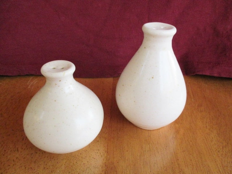 Metlox Poppytrail Woodland Gold Salt pepper shakers VERY good almost new condition Discontinued Great accent!
