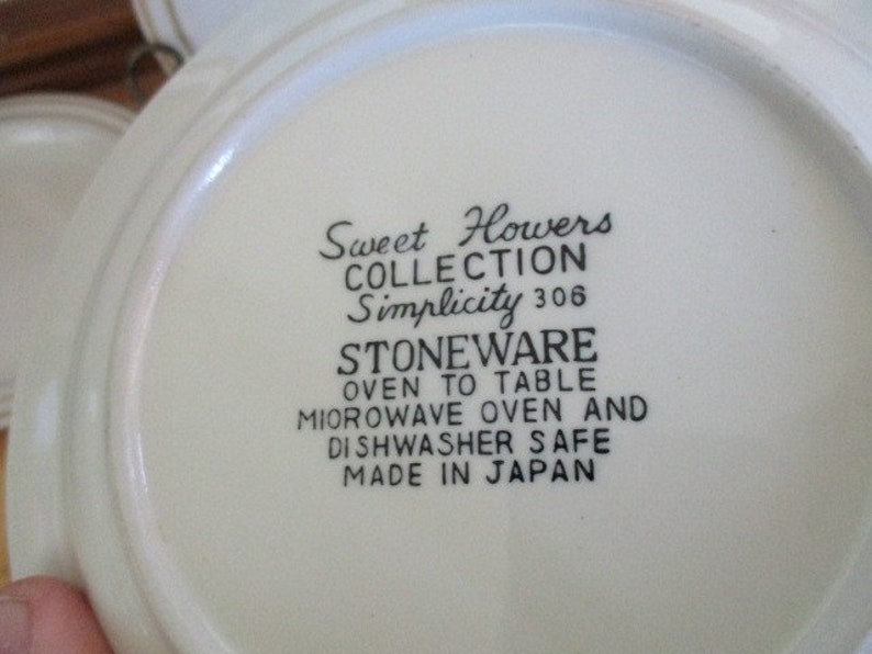 1970s Retro Sweet Flowers 306 Stoneware Bread Plates 6 .75 inches Very Good Set of 5 included