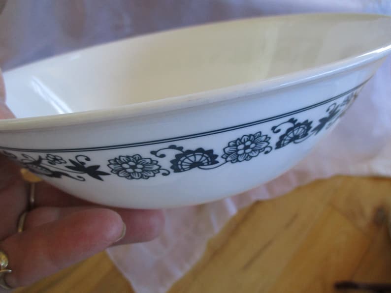 8.5 inches at rim Very good minor utensil marks Corelle Blue Onion Coupe Vegetable bowl Very good
